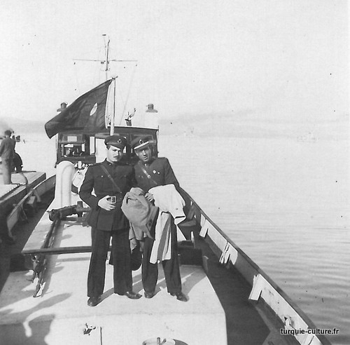 foto-bateau-2-hommes-drapeau-1.jpg