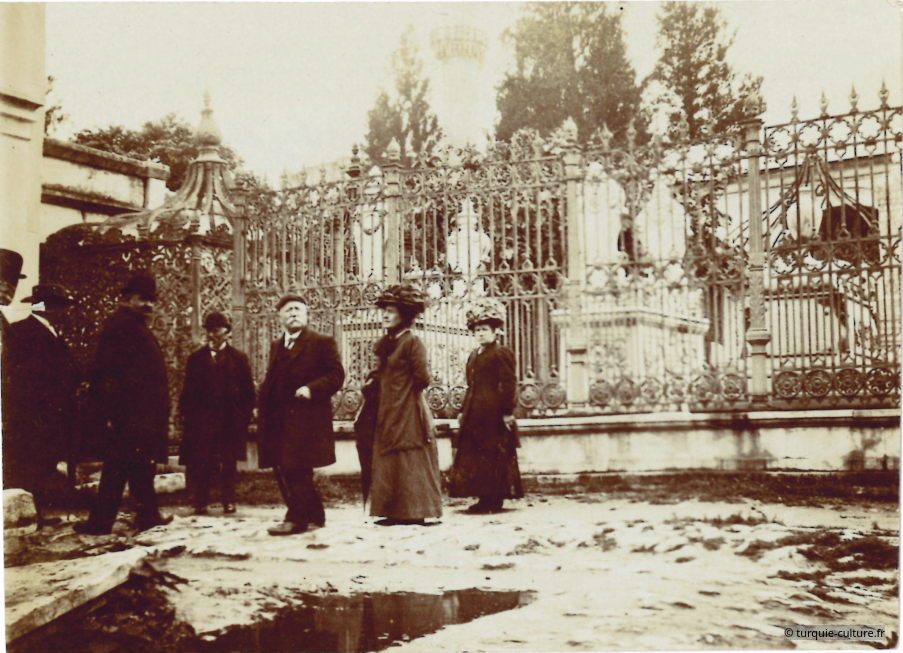 Touristes dans le cimetière d'Eyüp