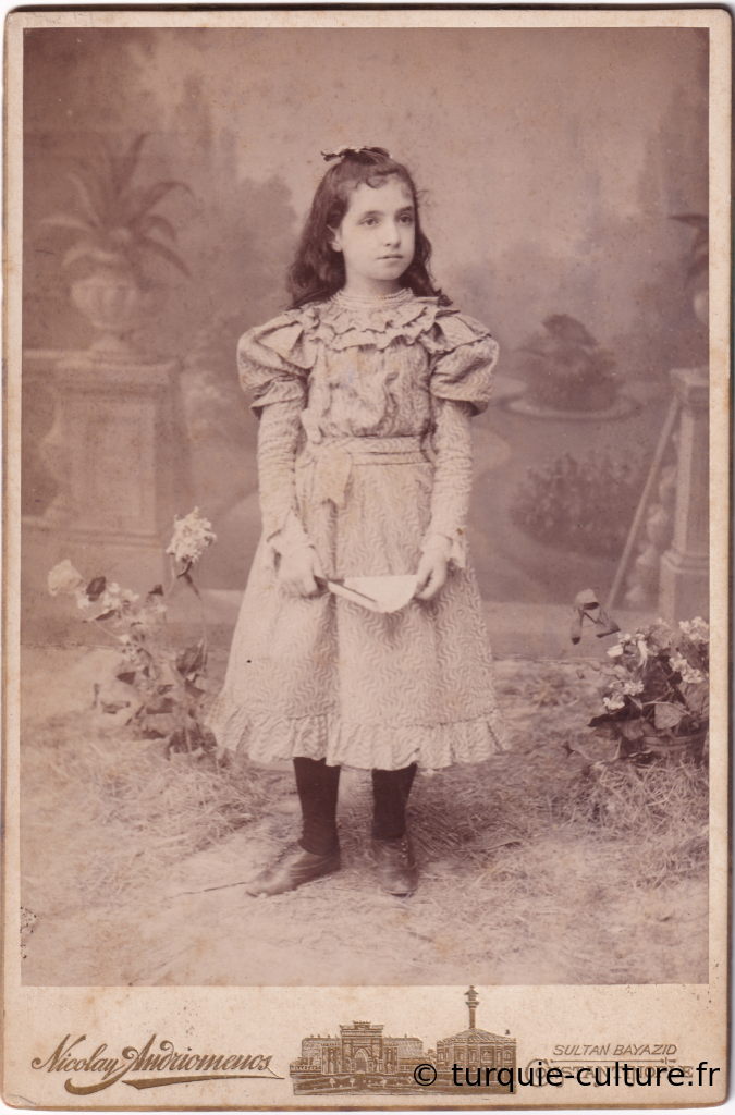 andriomenos, portrait de fille avec éventail