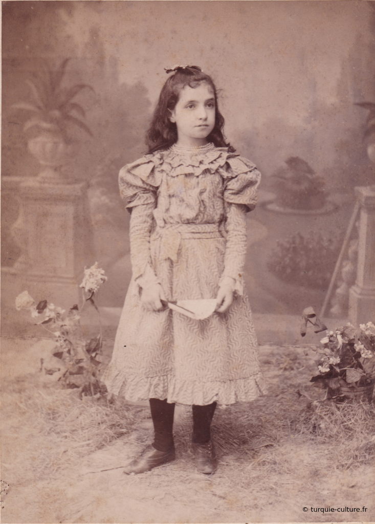 andriomenos, portrait de fille avec éventail, détail