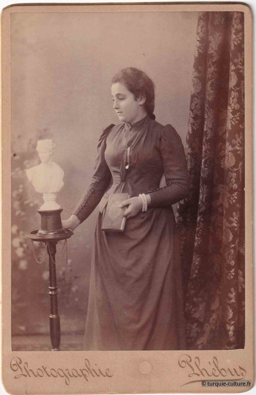 Phebus, jeune femme au buste