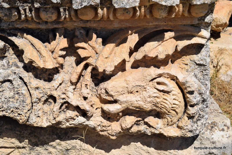 Uzuncaburç, sarcophage