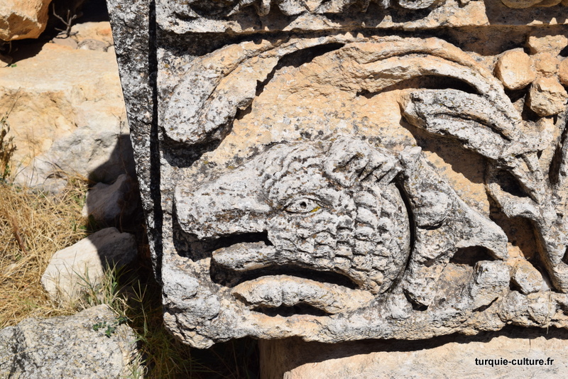 Uzuncaburç, sarcophage