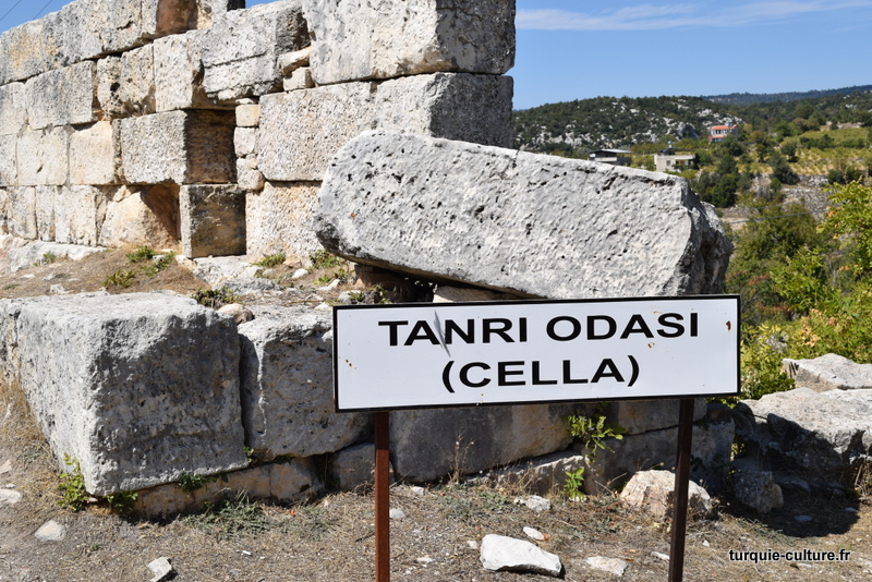Uzuncaburç, Temple de Tychè, cella