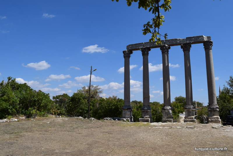 Uzuncaburç, temple de Tychè