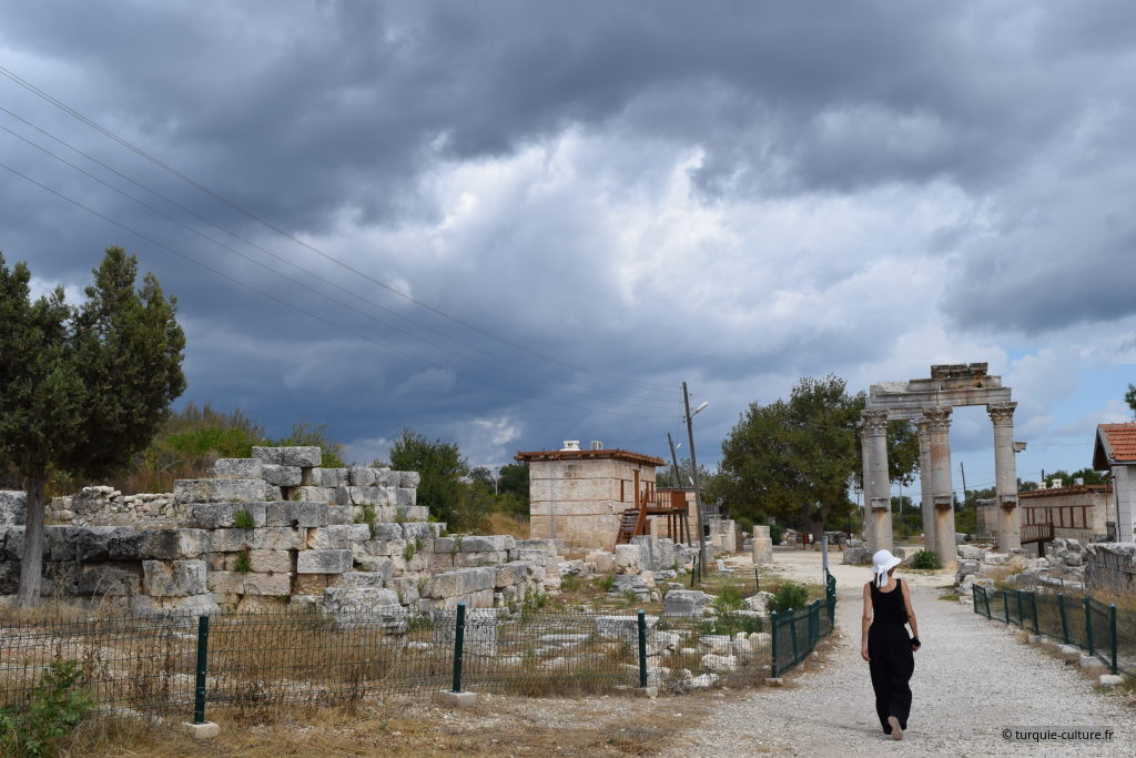 Uzuncaburç, vue vers le portique