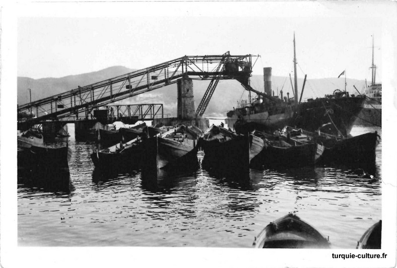 Chargement du charbon sur les bateaux dans le port de Zonguldak, années 1950