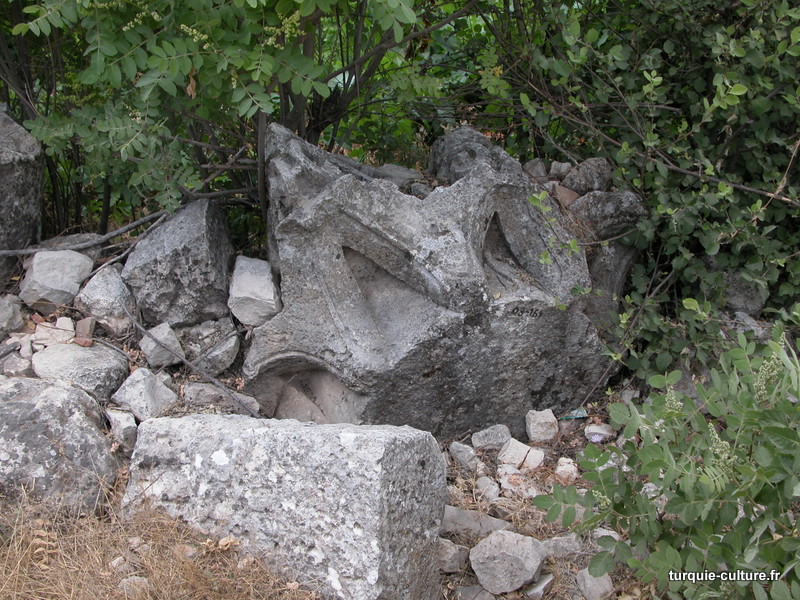 Uzuncaburç, chapiteau